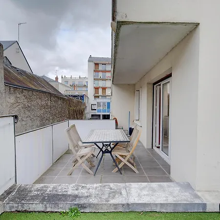 Serena - Hopital Clocheville Apartment Tours