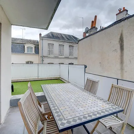 Serena - Hopital Clocheville Apartment Tours