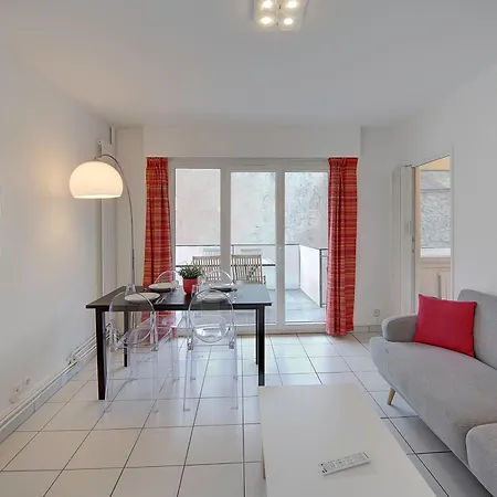Serena - Hopital Clocheville Apartment Tours
